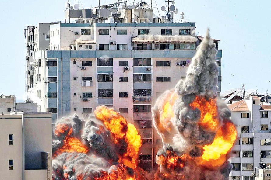 Khói lửa bốc lên từ Tòa tháp al - Jala, nơi đặt văn phòng AP và Al-Jazeera khi tòa nhà này bị trúng không kích của Israel tại Dải Gaza. Ảnh: AP