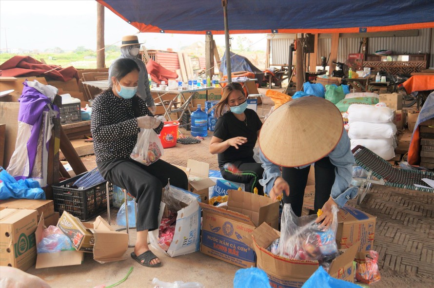 Người dân huyện Việt Yên, tỉnh Bắc Giang tặng lương thực cho công nhân tỉnh ngoài ở các khu nhà trọ