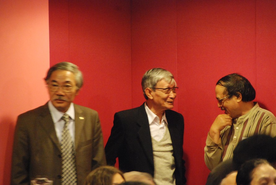 Nhà văn Nguyễn Xuân Khánh (giữa) với các nhà văn dịp gặp cuối năm 2009. Ảnh: Xuân Ba