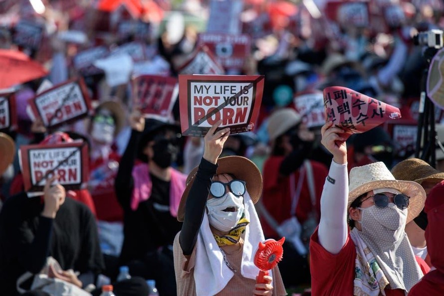Những người phụ nữ biểu tình kêu gọi chính phủ Hàn Quốc ngăn chặn nạn lạm dụng tình dục bằng máy quay kín ở Seoul
