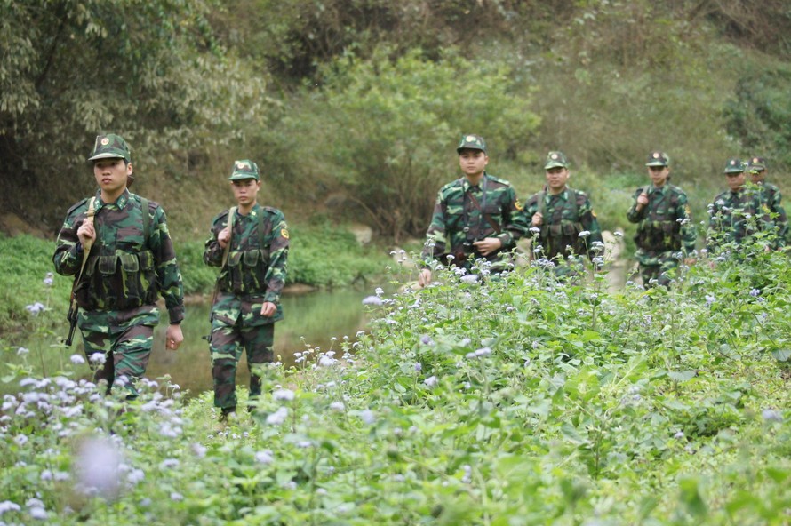 Tổ tuần tra Đồn Biên phòng Bình Nghi (Bộ đội Biên phòng Lạng Sơn) trên đường tuần tra khu vực biên giới