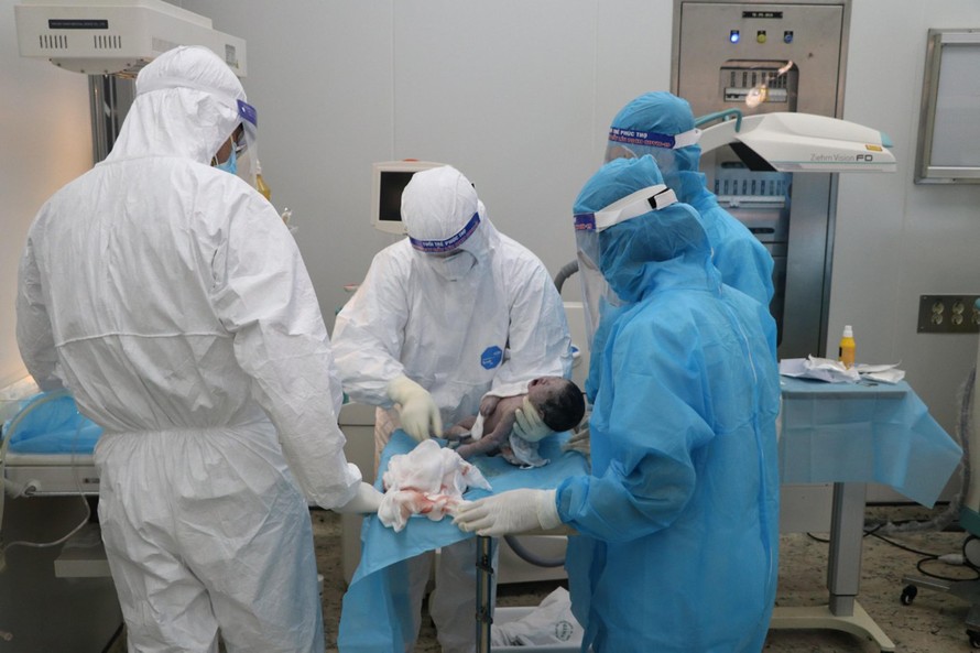 Các bác sĩ đỡ đẻ thành công cho sản phụ mắc COVID-19 tại BV Bệnh Nhiệt đới T.Ư