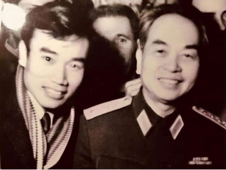 Phóng viên Việt Tùng vinh dự gặp Đại tướng Võ Nguyên Giáp sau khi quay cảnh B-52 rơi trên bầu trời Hà Nội năm 1972