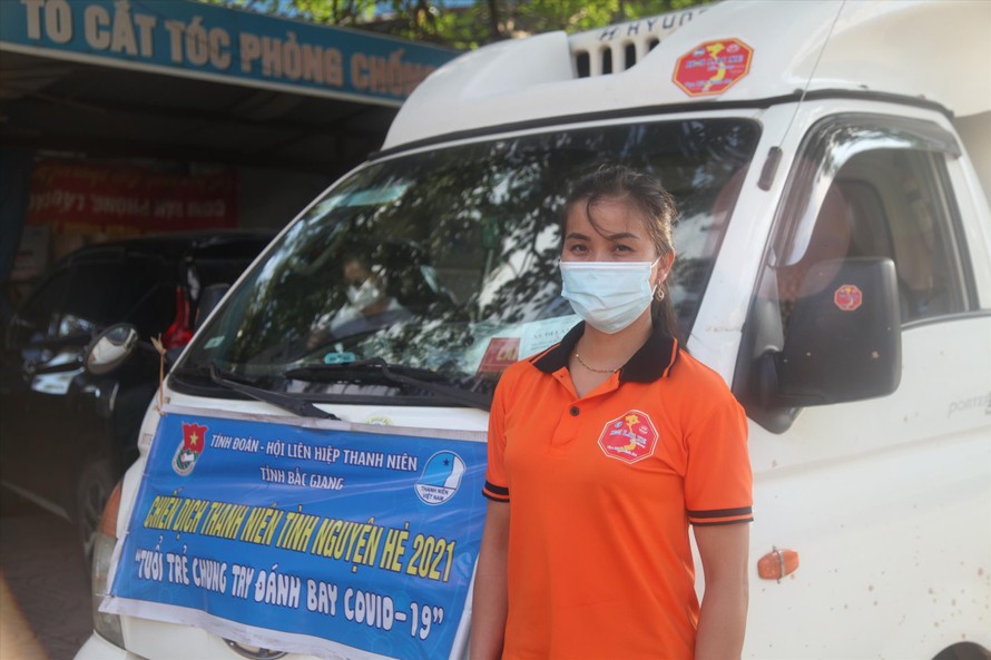 Chị Nguyễn Thị Lan vận chuyển lương thực, thực phẩm và vật tư y tế chống dịch đến huyện Sơn Động 
