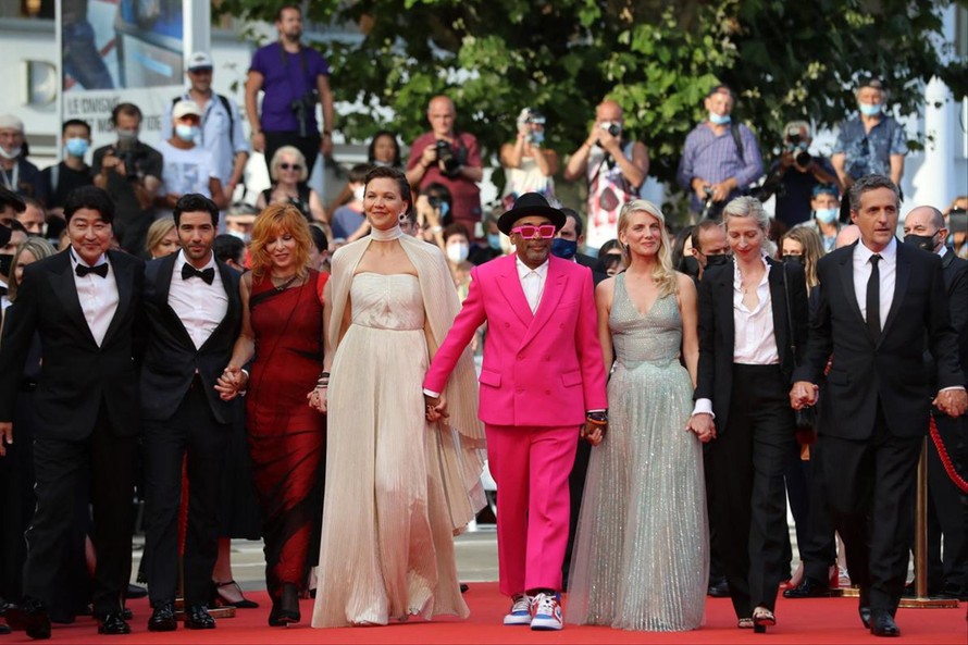 Một số thành viên giám khảo sải bước trên thảm đỏ đón chờ mùa phim thành công ở Cannes