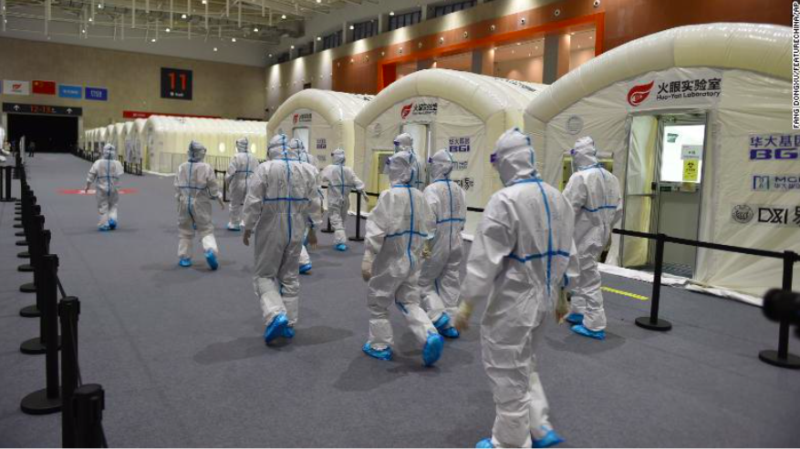 Các nhân viên dựng trung tâm xét nghiệm COVID-19 trong một trung tâm triển lãm ở Nam Kinh ngày 28/7. Ảnh: CNN