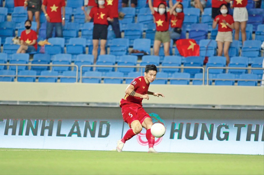 Văn Hậu băng gối thi đấu ở trận thắng 3-1 của đội tuyển Việt Nam trước Malaysia, Vòng loại thứ 2 World Cup 2022 