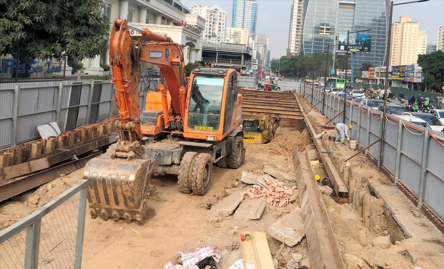 Nhiều công trình giao thông Hà Nội đang đóng rào chờ xe chở vật liệu. Ảnh: A.Trọng