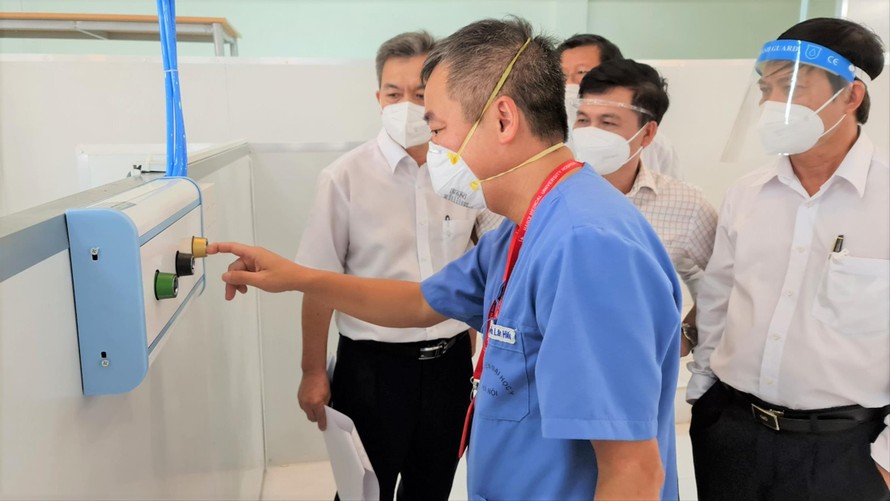 PGS.TS.BS Nguyễn Lân Hiếu đến kiểm tra bệnh viện dã chiến đang thi công. Ảnh: H.C