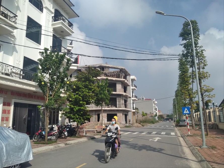 Người dân ở khu dân cư số 3 thuộc Khu đô thị phía Nam thành phố Bắc Giang vẫn phải sử dụng đường điện tạm thời