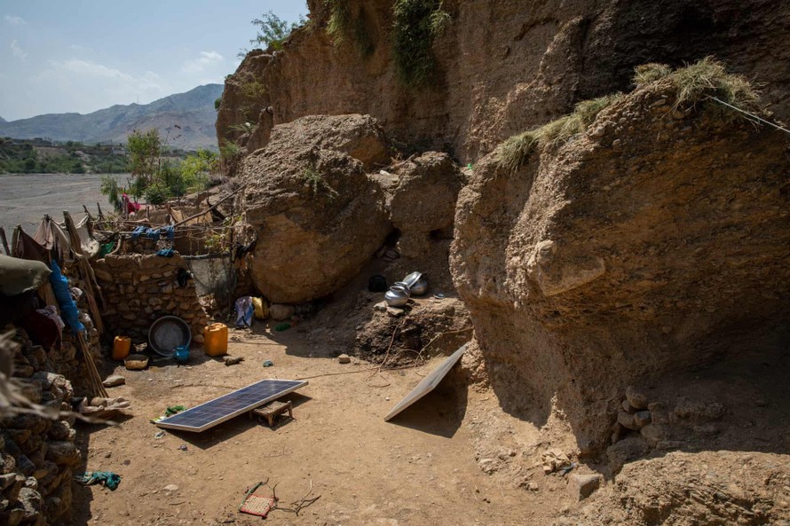 Những hang động ở Charwazgi Mulankali, nơi sinh sống của nhiều gia đình từ Tirah trong bảy năm