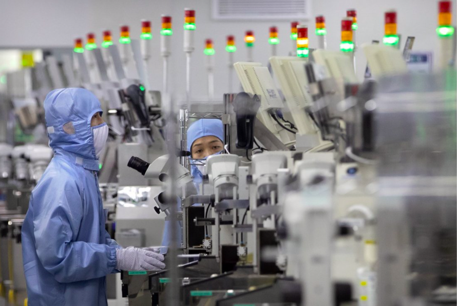 Công nhân làm việc trong một nhà máy sản xuất thiết bị bán dẫn ở Trung Quốc. Ảnh: AP 