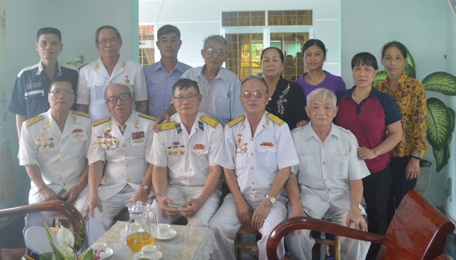 Các cựu chiến binh và thân nhân liệt sĩ tàu C235 trong cuộc gặp tại nhà bà Hường năm 2017. Ảnh: Kiến Nghĩa