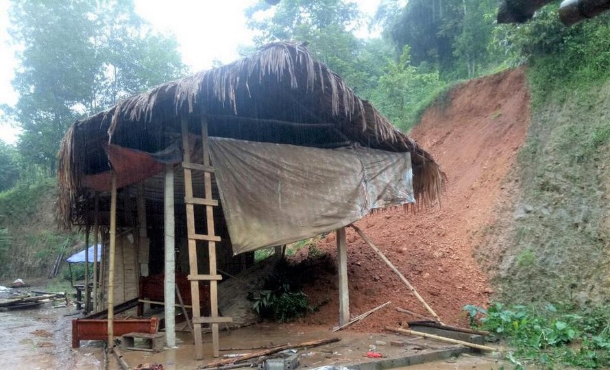 Đất đồi sạt lở làm sập một phần nhà dân ở xã Châu Khê, huyện Con Cuông (Nghệ An)