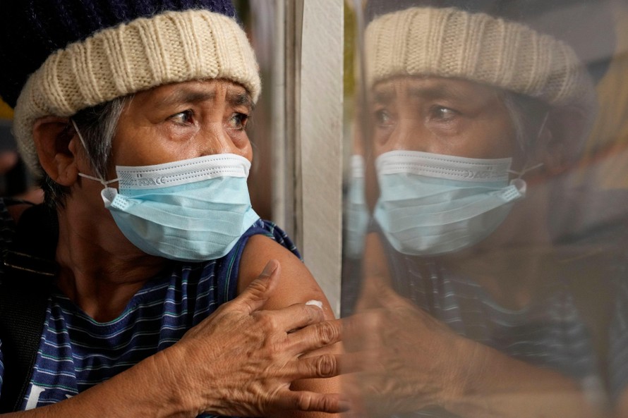 Một phụ nữ ngồi theo dõi sau tiêm vắc xin ở thành phố Quezon (Philippines) ngày 29/11. Ảnh: AP