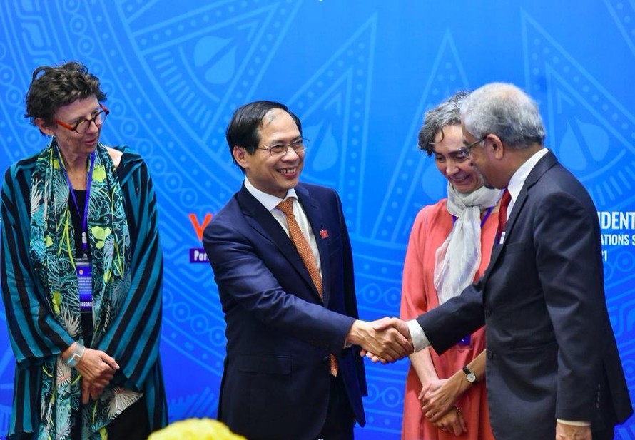 Bộ trưởng Ngoại giao Bùi Thanh Sơn bắt tay Điều phối viên LHQ tại Việt Nam Kamal Malhotra trong phiên thảo luận mở ngày 8/4. Ảnh: Nguyên Hồng