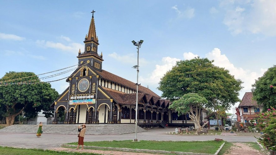 Nhà thờ gỗ Chính tòa Kon Tum được xây dựng hoàn toàn bằng gỗ Cà chít (sến đỏ) 