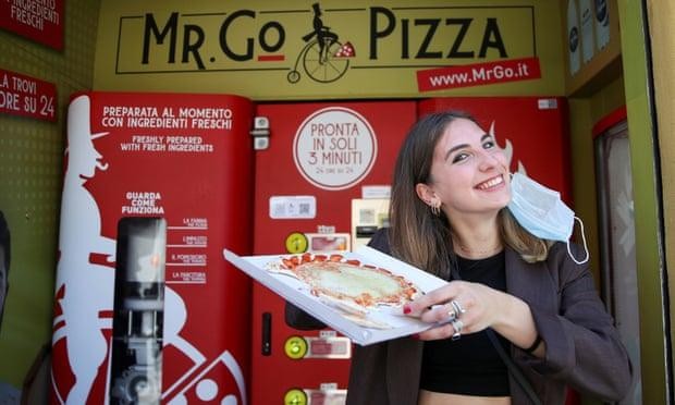 Fabrizia Pugliese cùng đơn của cô từ máy bán pizza tự động đầu tiên ở Rome