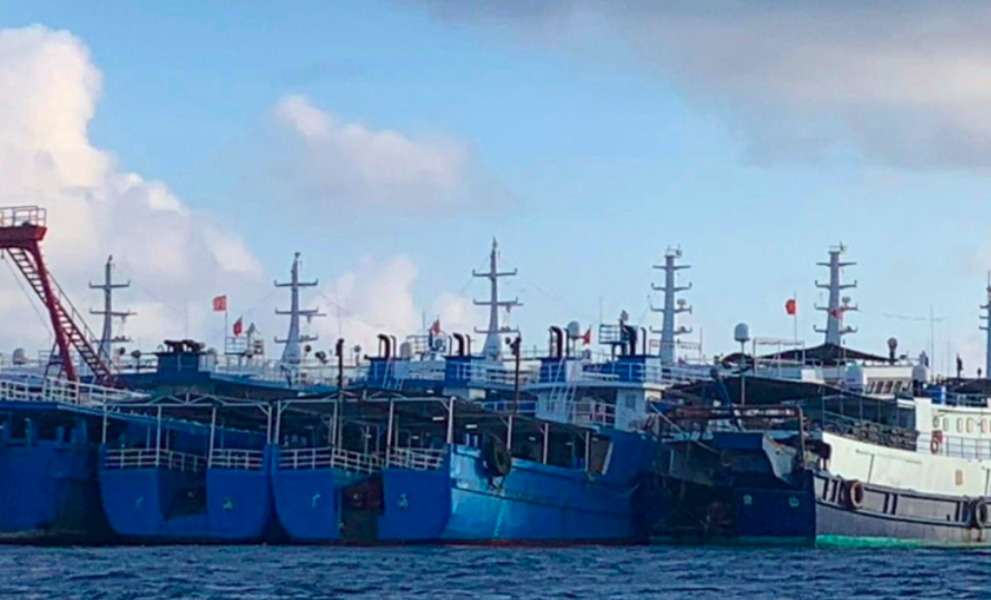 Các tàu Trung Quốc neo đậu bất thường ở Trường Sa. Ảnh: Reuters