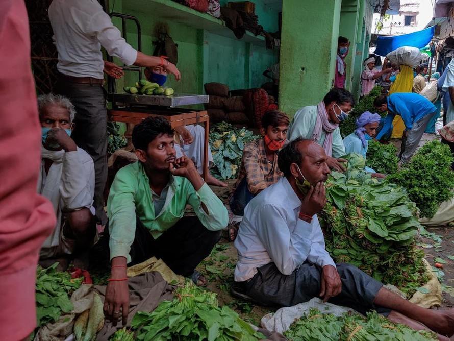 Người dân Ấn Độ trong một khu chợ rau ở bang Uttar Pradesh ngày 13/5. Ảnh: AP