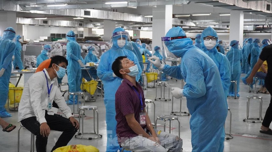 Lấy mẫu xét nghiệm COVID-19 cho công nhân tại Bắc Giang