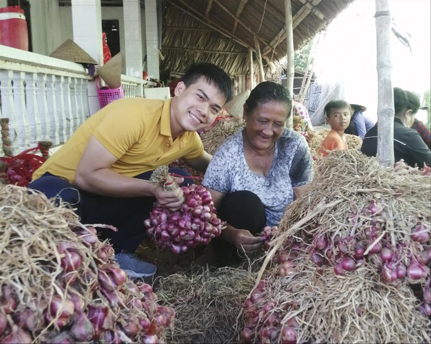 Anh Nguyễn Tấn Sang, Phó Bí thư Đoàn thị trấn Chơn Thành đi hỗ trợ nông dân Sóc Trăng tiêu thụ hành tím. Ảnh: NVCC 