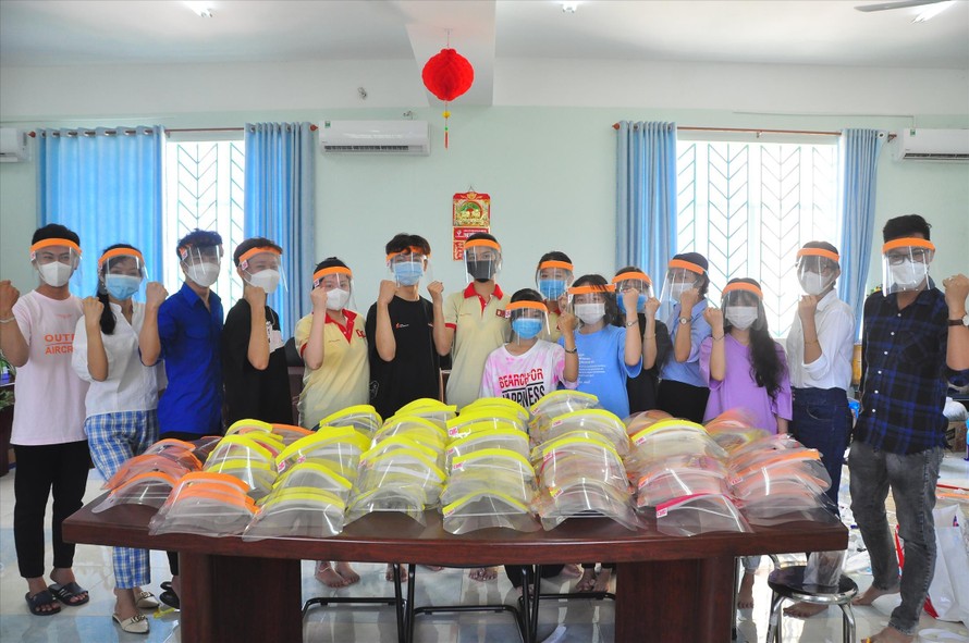 Sinh viên ĐH Nam Cần Thơ làm mũ chống giọt bắn phòng dịch. ẢNH: HÒA HỘI 