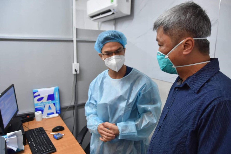 Thứ trưởng Bộ Y tế Nguyễn Trường Sơn kiểm tra phòng dịch tại Đồng Nai. Ảnh: Khôi Nguyễn 