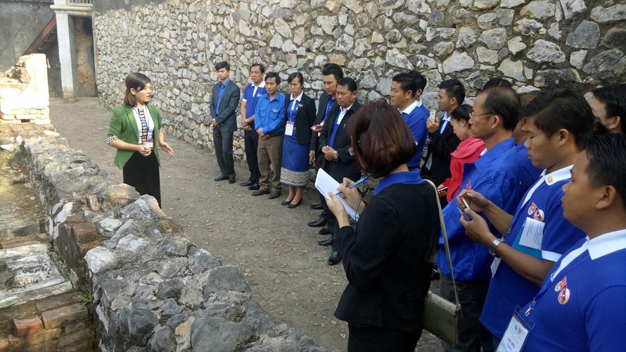 Đoàn đại biểu thanh niên, sinh viên Lào thăm di tích Nhà tù Sơn La trong hành trình Theo Dấu chân lãnh tụ Việt Nam - Lào năm 2017. Ảnh: CTV