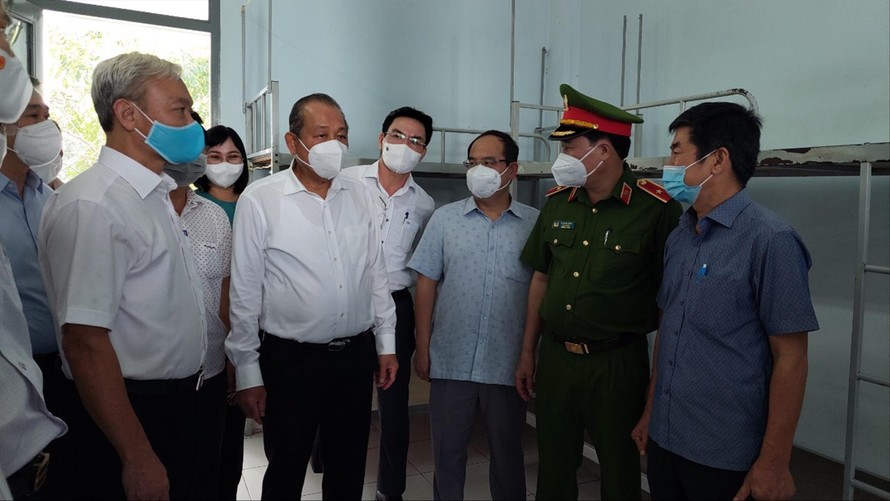 Phó Thủ tướng Thường trực Trương Hòa Bình kiểm tra bệnh viện dã chiến số 3 tại Đồng Nai ngày 12/7. Ảnh: Mạnh Thắng