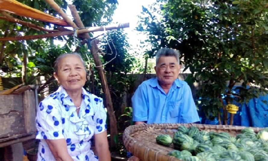 Vợ chồng nghệ nhân Trần Đức Trí, người kể chuyện trạng Vĩnh Hoàng hay nhất nơi đây. Ảnh: Phạm Xuân Dũng