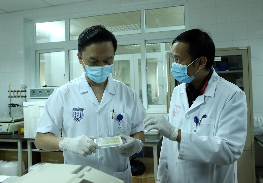 Xem xét mẫu xét nghiệm sinh kháng thể của các tình nguyện viên tiêm thử nghiệm vắc-xin Nano Covax. Ảnh: VGP 