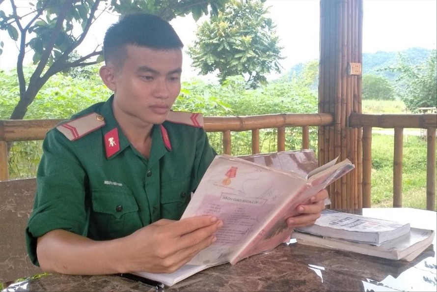 Binh nhất Nguyễn Ngô Hoàn miệt mài ôn tập kiến thức sau khi xong nhiệm vụ 