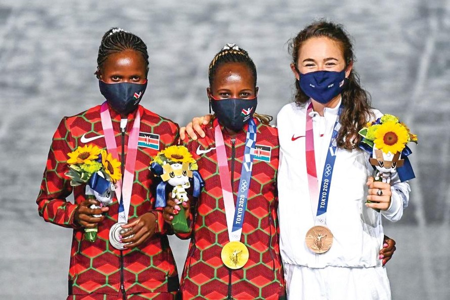 Ba nữ VĐV marathon được trao huy chương trong Lễ bế mạc Olympic