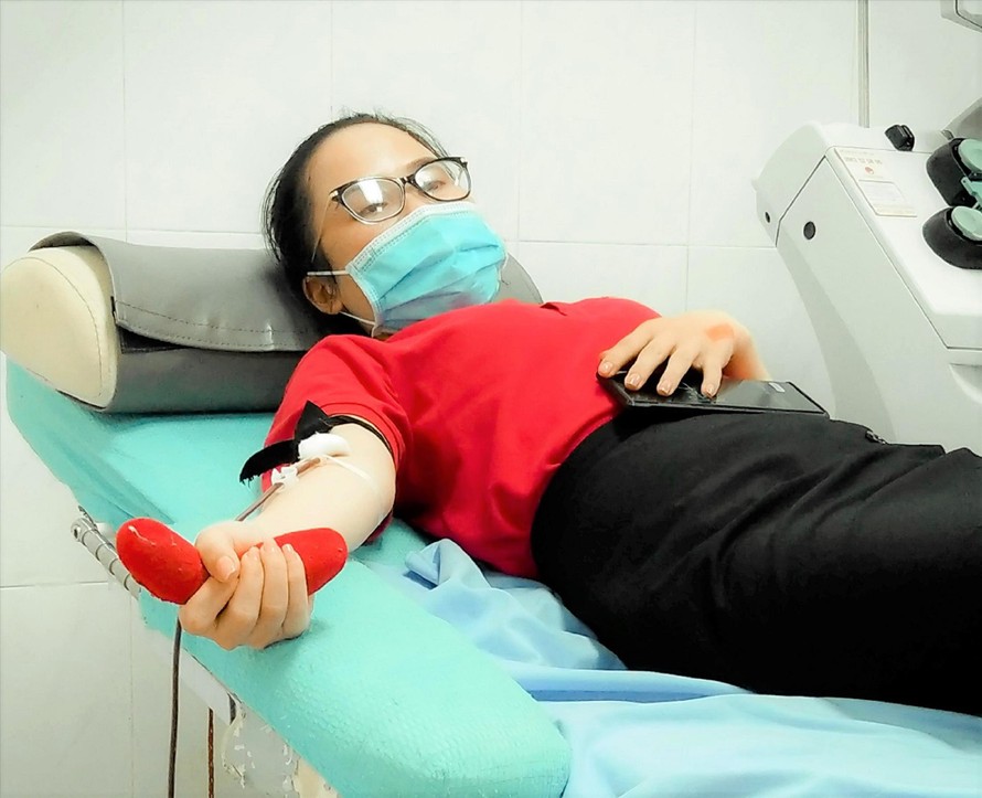 Một nữ tình nguyện viên hiến máu tại Bệnh viện Đa khoa Vùng Tây Nguyên 