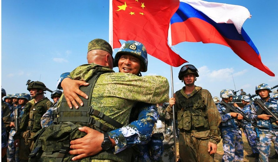 Binh sĩ Nga và Trung Quốc trong một cuộc tập trận. Ảnh: Xinhua