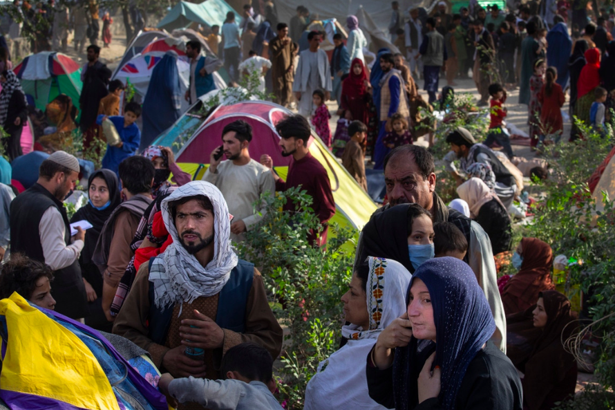 Người dân Afghanistan chạy khỏi các địa phương bị Taliban chiếm quyền kiểm soát. Ảnh: Getty