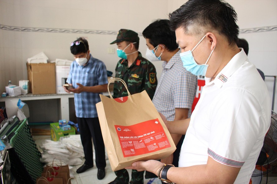 Túi chăm sóc F0 tại nhà được chuẩn bị ở Trạm Y tế lưu động thuộc quận Bình Tân