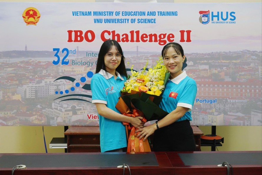 Nguyễn Thị Thu Nga chụp ảnh cùng cô giáo Vũ Thị Hạnh sau khi giành tấm Huy chương Bạc ở kỳ thi IBO 2021. Ảnh: NVCC