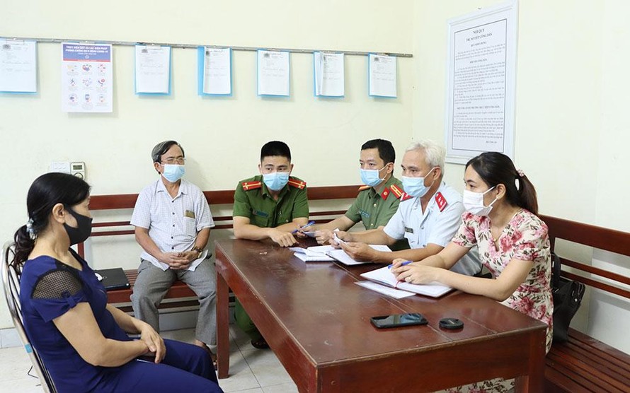 Cơ quan chức năng làm việc với bà Nguyễn Thị T, ở Ninh Bình (áo sẫm, bên trái)