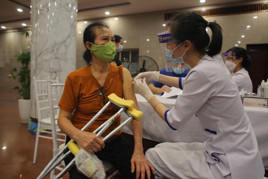 Hà Nội đang tổ chức chiến dịch tiêm chủng vắc-xin ngừa COVID-19 cho toàn bộ người dân trên 18 tuổi. Ảnh: Duy Phạm