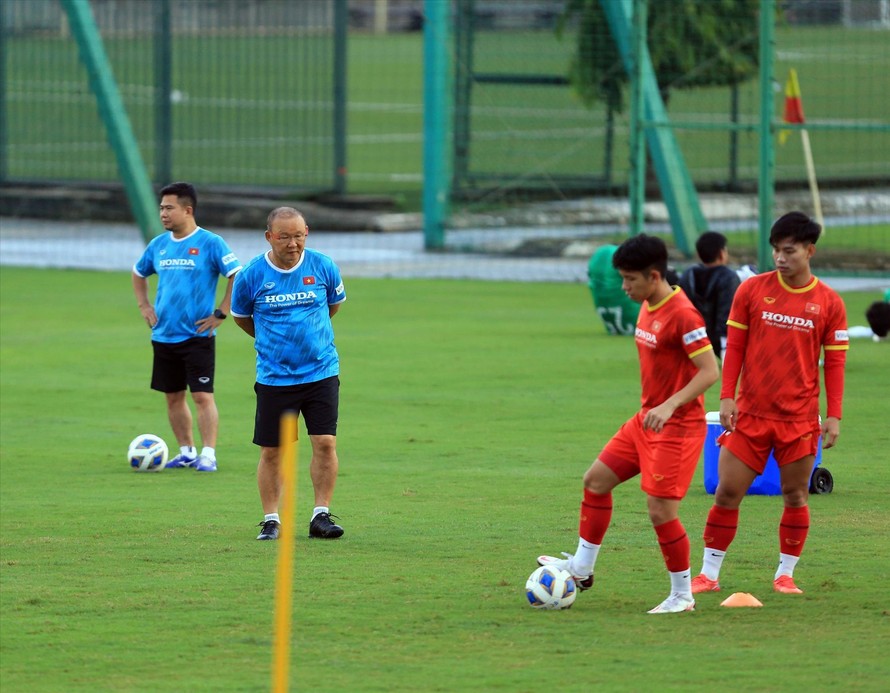 HLV Park Hang-seo mang 27 cầu thủ sang UAE để chuẩn bị cho trận đấu với Trung Quốc. Ảnh: Anh Đoàn