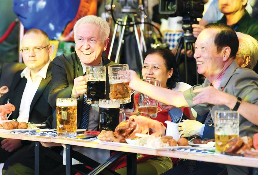  Lễ hội văn hoá Việt - Đức mô phỏng Lễ hội bia nổi tiếng Oktoberfest của Đức (Tập đoàn Hương Sen tổ chức năm 2020)