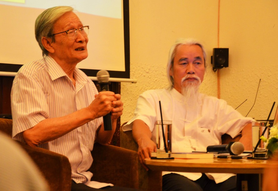 Nguyễn Xuân Khánh (bìa trái) trong buổi ra mắt tiểu thuyết “Mẫu Thượng Ngàn”