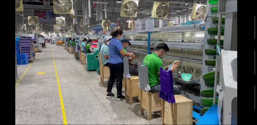 Công nhân quay trở lại sản xuất tại Công ty TNHH Changshin Việt Nam. Ảnh: Mạnh Thắng