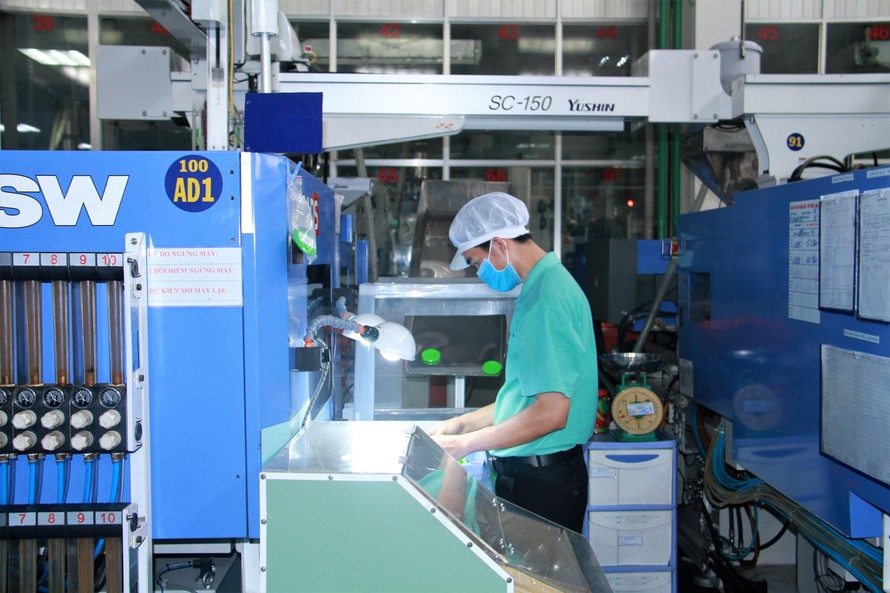 Công ty Nhựa Duy Tân (TPHCM) đảm bảo vừa sản xuất vừa chống dịch. Ảnh: Đại Dương 