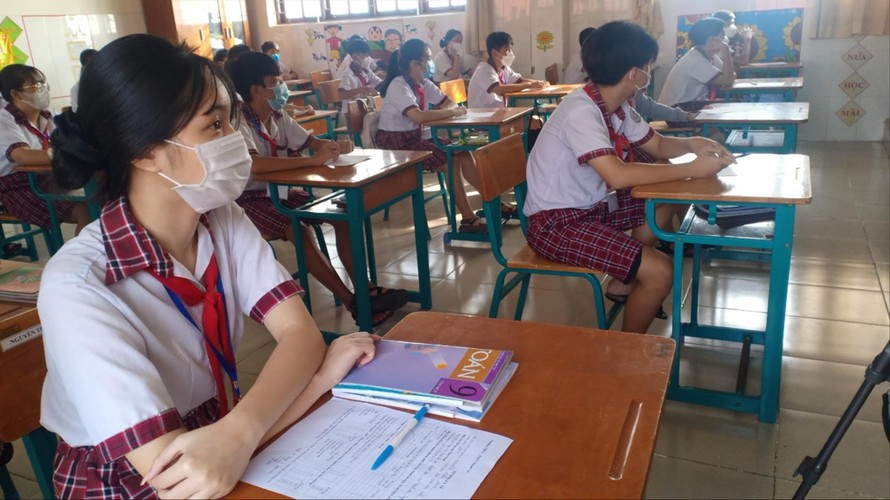 Học sinh xã đảo Thạnh An ngày đầu đến trường học trực tiếp 