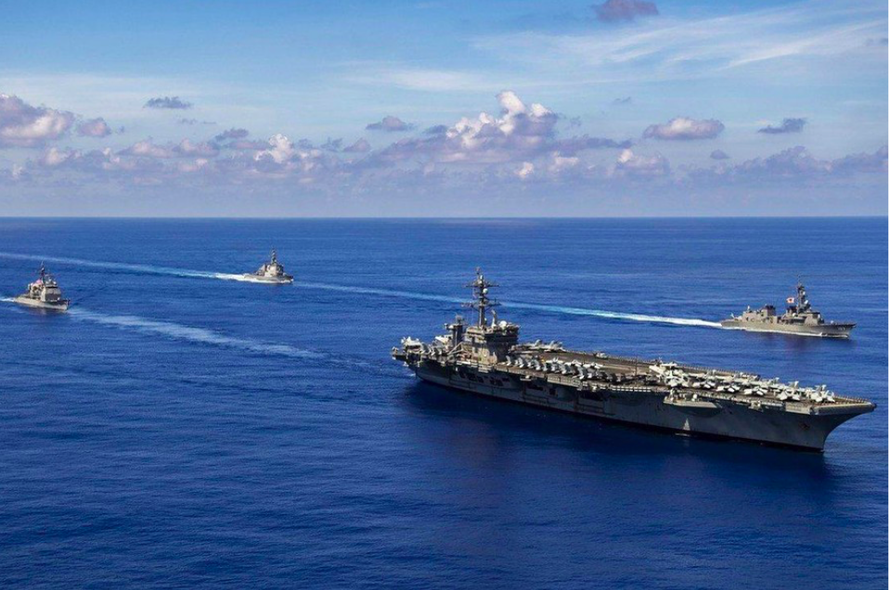 Nhóm tàu sân bay Mỹ USS Carl Vinson đang cùng tàu chiến Nhật Bản tập trận trên Biển Đông. Ảnh: AP 