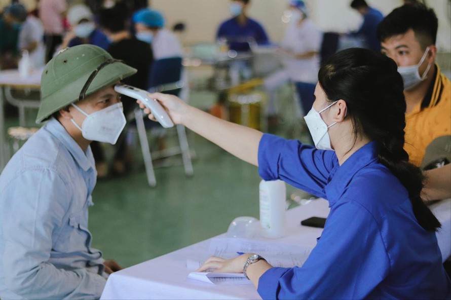 Thanh niên tình nguyện hỗ trợ lực lượng y tế truy vết, lấy mẫu xét nghiệm cho bà con thôn Bạch Trữ