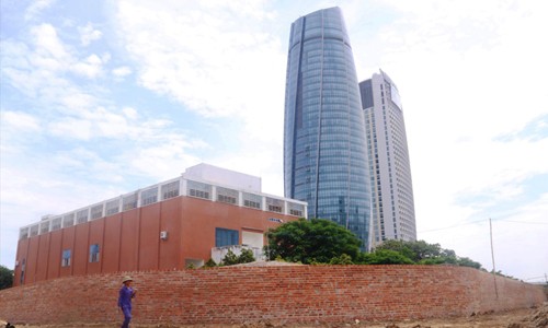 Tòa nhà Trung tâm Hành chính Đà Nẵng nằm trong phạm vi bảo vệ di tích thành Điện Hải. Ảnh: Nguyễn Thành 